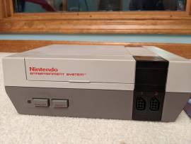 Se vende Consola Nintendo Nes NTSC con mandos y manua, USD 40