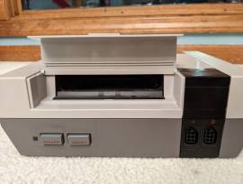 Se vende Consola Nintendo Nes NTSC con mandos y manua, USD 40