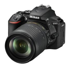 Se vende cámara réflex Nikon D5600 de 24.2 MP pantalla 3 pulgadas, € 695
