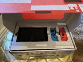 Vendo consola Nintendo Switch con accesorios y 2 juegos, USD 165