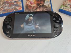 Se vende consola PS Vita con 3 juegos, USD 160