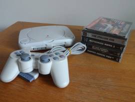 En venta consola PS One con 1 mando y 4 juegos, USD 65