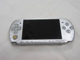En venta consola PSP 3000 color gris japonesa con adaptador de batería, USD 80