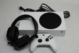 Se vende consola Xbox Series S con 1 mando y auriculares, USD 285