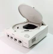 En venta consola Dreamcast HKT-3020 como nueva NTSC con cables y mando, USD 195