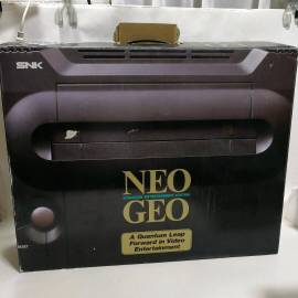 En venta consola Neo Geo AES con caja y 1 mando, USD 550.00