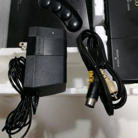 En venta consola Neo Geo AES con caja y 1 mando, USD 550