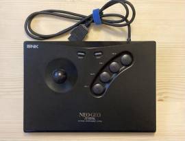 A la venta consola Neo Geo AES con mando y cable RCA, USD 525